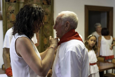 Centenares de vecinos se anudaron el pañuelico para dar comienzo seis días en honor a Santiago