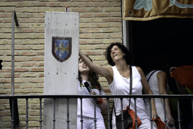 Centenares de vecinos se anudaron el pañuelico para dar comienzo seis días en honor a Santiago