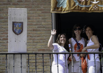 Centenares de vecinos se anudaron el pañuelico para dar comienzo seis días en honor a Santiago