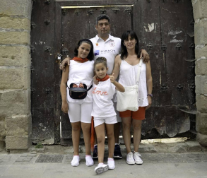 Centenares de vecinos se anudaron el pañuelico para dar comienzo seis días en honor a Santiago