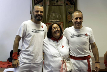 Centenares de vecinos se anudaron el pañuelico para dar comienzo seis días en honor a Santiago