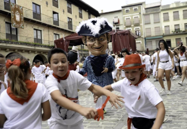 Centenares de vecinos se anudaron el pañuelico para dar comienzo seis días en honor a Santiago