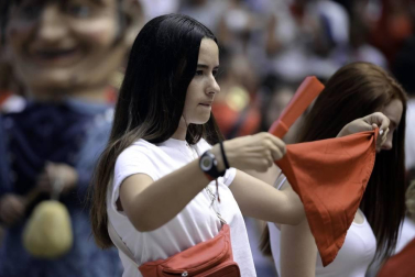 Centenares de vecinos se anudaron el pañuelico para dar comienzo seis días en honor a Santiago