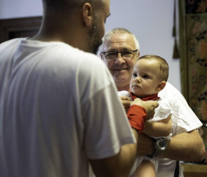 Centenares de vecinos se anudaron el pañuelico para dar comienzo seis días en honor a Santiago