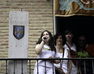 Centenares de vecinos se anudaron el pañuelico para dar comienzo seis días en honor a Santiago