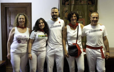 Centenares de vecinos se anudaron el pañuelico para dar comienzo seis días en honor a Santiago