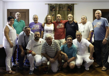 Centenares de vecinos se anudaron el pañuelico para dar comienzo seis días en honor a Santiago