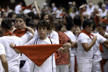 Centenares de vecinos se anudaron el pañuelico para dar comienzo seis días en honor a Santiago