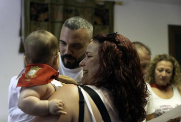 Centenares de vecinos se anudaron el pañuelico para dar comienzo seis días en honor a Santiago