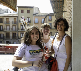 Centenares de vecinos se anudaron el pañuelico para dar comienzo seis días en honor a Santiago