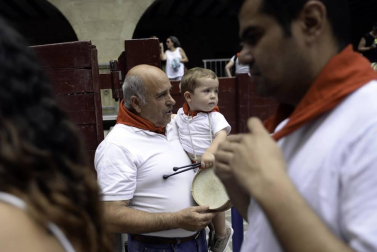 Centenares de vecinos se anudaron el pañuelico para dar comienzo seis días en honor a Santiago