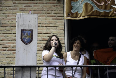 Centenares de vecinos se anudaron el pañuelico para dar comienzo seis días en honor a Santiago
