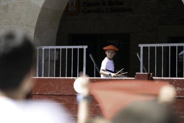 Centenares de vecinos se anudaron el pañuelico para dar comienzo seis días en honor a Santiago