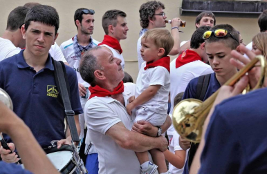 A pesar de la inundación, el pueblo hará un paréntesis para festejar las fiestas y evadirse del recuerdo