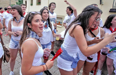 A pesar de la inundación, el pueblo hará un paréntesis para festejar las fiestas y evadirse del recuerdo