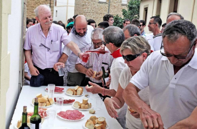 A pesar de la inundación, el pueblo hará un paréntesis para festejar las fiestas y evadirse del recuerdo