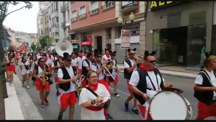 La peña La Teba sube a la plaza de toros antes de la novillada