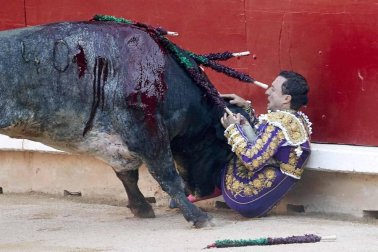 El torero ha sido atendido en la enfermería de la plaza de "una cornada envainada en el hemitórax izquierdo y múltiples fracturas costales"