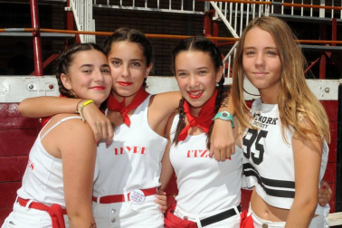 El 15 de julio los cadreitanos se reunieron para iniciar sus fiestas en honor a San Miguel con el tradicional lanzamiento de cohete anunciador desde el balcón del Ayuntamiento. El equipo de fútbol local, que este año ha ascendido a regional preferente, fue el encargado de prender la mecha de estas fiestas.