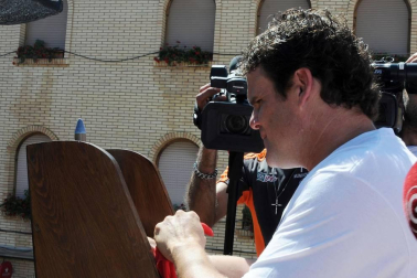 El 15 de julio los cadreitanos se reunieron para iniciar sus fiestas en honor a San Miguel con el tradicional lanzamiento de cohete anunciador desde el balcón del Ayuntamiento. El equipo de fútbol local, que este año ha ascendido a regional preferente, fue el encargado de prender la mecha de estas fiestas.