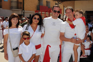 El 15 de julio los cadreitanos se reunieron para iniciar sus fiestas en honor a San Miguel con el tradicional lanzamiento de cohete anunciador desde el balcón del Ayuntamiento. El equipo de fútbol local, que este año ha ascendido a regional preferente, fue el encargado de prender la mecha de estas fiestas.