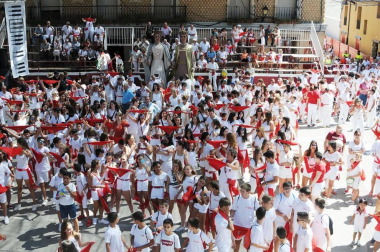 El 15 de julio los cadreitanos se reunieron para iniciar sus fiestas en honor a San Miguel con el tradicional lanzamiento de cohete anunciador desde el balcón del Ayuntamiento. El equipo de fútbol local, que este año ha ascendido a regional preferente, fue el encargado de prender la mecha de estas fiestas.