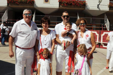El 15 de julio los cadreitanos se reunieron para iniciar sus fiestas en honor a San Miguel con el tradicional lanzamiento de cohete anunciador desde el balcón del Ayuntamiento. El equipo de fútbol local, que este año ha ascendido a regional preferente, fue el encargado de prender la mecha de estas fiestas.