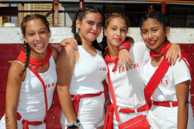 El 15 de julio los cadreitanos se reunieron para iniciar sus fiestas en honor a San Miguel con el tradicional lanzamiento de cohete anunciador desde el balcón del Ayuntamiento. El equipo de fútbol local, que este año ha ascendido a regional preferente, fue el encargado de prender la mecha de estas fiestas.