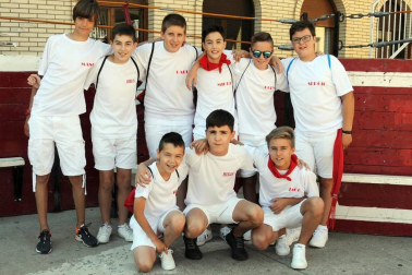 El 15 de julio los cadreitanos se reunieron para iniciar sus fiestas en honor a San Miguel con el tradicional lanzamiento de cohete anunciador desde el balcón del Ayuntamiento. El equipo de fútbol local, que este año ha ascendido a regional preferente, fue el encargado de prender la mecha de estas fiestas.