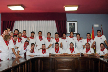 El 15 de julio los cadreitanos se reunieron para iniciar sus fiestas en honor a San Miguel con el tradicional lanzamiento de cohete anunciador desde el balcón del Ayuntamiento. El equipo de fútbol local, que este año ha ascendido a regional preferente, fue el encargado de prender la mecha de estas fiestas.