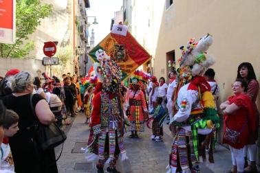 Pamplona acogió un pasacalles alegre y colorido con la participación de 62 asociaciones que representaron con sus trajes típicos, bailes y costumbres a las comunidades pamplonesas de Perú, Senegal, Bolivia, Venezuela, Argentina, Colombia, Nicaragua, Bulgaria, Ecuador, Ucrania, Mali o Nigeria. Un canto a  la diversidad cultural y contra la xenofobia.