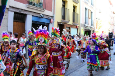 Pamplona acogió un pasacalles alegre y colorido con la participación de 62 asociaciones que representaron con sus trajes típicos, bailes y costumbres a las comunidades pamplonesas de Perú, Senegal, Bolivia, Venezuela, Argentina, Colombia, Nicaragua, Bulgaria, Ecuador, Ucrania, Mali o Nigeria. Un canto a  la diversidad cultural y contra la xenofobia.