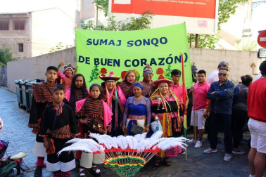Pamplona acogió un pasacalles alegre y colorido con la participación de 62 asociaciones que representaron con sus trajes típicos, bailes y costumbres a las comunidades pamplonesas de Perú, Senegal, Bolivia, Venezuela, Argentina, Colombia, Nicaragua, Bulgaria, Ecuador, Ucrania, Mali o Nigeria. Un canto a  la diversidad cultural y contra la xenofobia.