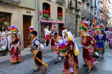 Pamplona acogió un pasacalles alegre y colorido con la participación de 62 asociaciones que representaron con sus trajes típicos, bailes y costumbres a las comunidades pamplonesas de Perú, Senegal, Bolivia, Venezuela, Argentina, Colombia, Nicaragua, Bulgaria, Ecuador, Ucrania, Mali o Nigeria. Un canto a  la diversidad cultural y contra la xenofobia.