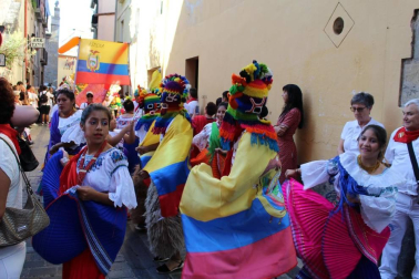 Pamplona acogió un pasacalles alegre y colorido con la participación de 62 asociaciones que representaron con sus trajes típicos, bailes y costumbres a las comunidades pamplonesas de Perú, Senegal, Bolivia, Venezuela, Argentina, Colombia, Nicaragua, Bulgaria, Ecuador, Ucrania, Mali o Nigeria. Un canto a  la diversidad cultural y contra la xenofobia.