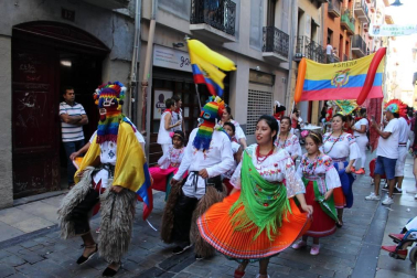 Pamplona acogió un pasacalles alegre y colorido con la participación de 62 asociaciones que representaron con sus trajes típicos, bailes y costumbres a las comunidades pamplonesas de Perú, Senegal, Bolivia, Venezuela, Argentina, Colombia, Nicaragua, Bulgaria, Ecuador, Ucrania, Mali o Nigeria. Un canto a  la diversidad cultural y contra la xenofobia.