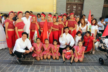 Pamplona acogió un pasacalles alegre y colorido con la participación de 62 asociaciones que representaron con sus trajes típicos, bailes y costumbres a las comunidades pamplonesas de Perú, Senegal, Bolivia, Venezuela, Argentina, Colombia, Nicaragua, Bulgaria, Ecuador, Ucrania, Mali o Nigeria. Un canto a  la diversidad cultural y contra la xenofobia.