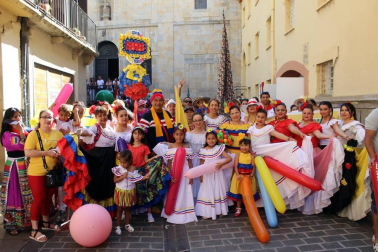 Pamplona acogió un pasacalles alegre y colorido con la participación de 62 asociaciones que representaron con sus trajes típicos, bailes y costumbres a las comunidades pamplonesas de Perú, Senegal, Bolivia, Venezuela, Argentina, Colombia, Nicaragua, Bulgaria, Ecuador, Ucrania, Mali o Nigeria. Un canto a  la diversidad cultural y contra la xenofobia.