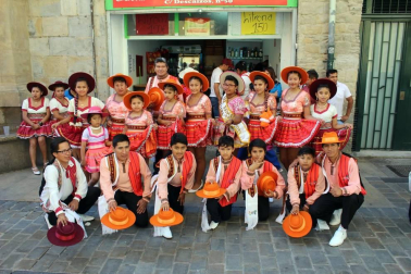 Pamplona acogió un pasacalles alegre y colorido con la participación de 62 asociaciones que representaron con sus trajes típicos, bailes y costumbres a las comunidades pamplonesas de Perú, Senegal, Bolivia, Venezuela, Argentina, Colombia, Nicaragua, Bulgaria, Ecuador, Ucrania, Mali o Nigeria. Un canto a  la diversidad cultural y contra la xenofobia.