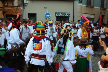 Pamplona acogió un pasacalles alegre y colorido con la participación de 62 asociaciones que representaron con sus trajes típicos, bailes y costumbres a las comunidades pamplonesas de Perú, Senegal, Bolivia, Venezuela, Argentina, Colombia, Nicaragua, Bulgaria, Ecuador, Ucrania, Mali o Nigeria. Un canto a  la diversidad cultural y contra la xenofobia.