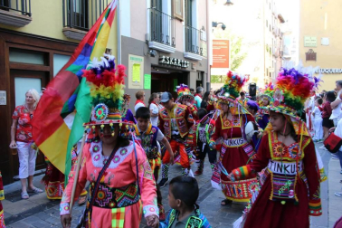 Pamplona acogió un pasacalles alegre y colorido con la participación de 62 asociaciones que representaron con sus trajes típicos, bailes y costumbres a las comunidades pamplonesas de Perú, Senegal, Bolivia, Venezuela, Argentina, Colombia, Nicaragua, Bulgaria, Ecuador, Ucrania, Mali o Nigeria. Un canto a  la diversidad cultural y contra la xenofobia.