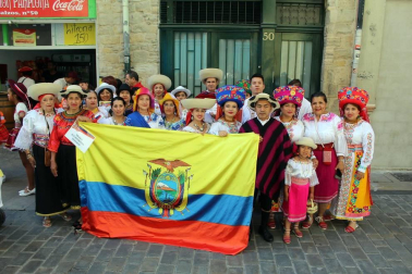 Pamplona acogió un pasacalles alegre y colorido con la participación de 62 asociaciones que representaron con sus trajes típicos, bailes y costumbres a las comunidades pamplonesas de Perú, Senegal, Bolivia, Venezuela, Argentina, Colombia, Nicaragua, Bulgaria, Ecuador, Ucrania, Mali o Nigeria. Un canto a  la diversidad cultural y contra la xenofobia.
