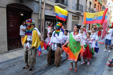 Pamplona acogió un pasacalles alegre y colorido con la participación de 62 asociaciones que representaron con sus trajes típicos, bailes y costumbres a las comunidades pamplonesas de Perú, Senegal, Bolivia, Venezuela, Argentina, Colombia, Nicaragua, Bulgaria, Ecuador, Ucrania, Mali o Nigeria. Un canto a  la diversidad cultural y contra la xenofobia.