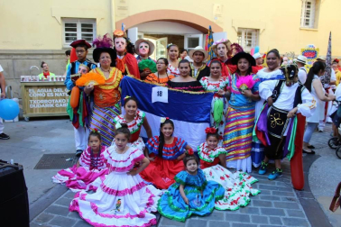 Pamplona acogió un pasacalles alegre y colorido con la participación de 62 asociaciones que representaron con sus trajes típicos, bailes y costumbres a las comunidades pamplonesas de Perú, Senegal, Bolivia, Venezuela, Argentina, Colombia, Nicaragua, Bulgaria, Ecuador, Ucrania, Mali o Nigeria. Un canto a  la diversidad cultural y contra la xenofobia.