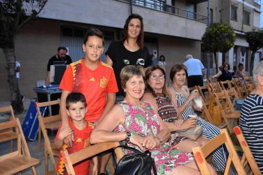 El viernes 12, Ribaforada pudo disfrutar de la actuación del saxofonista Alberto Arteta, que presentó su nuevo proyecto: el quinteto Laurok. La música de jazz inundó la calle Caballeros Templarios gracias a este concierto incluido en el programa Kultur del Gobierno de Navarra, que durante todo el verano acercará distintos estilos musicales a pequeñas localidades y rincones naturales escogidos de Navarra.