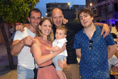El viernes 12, Ribaforada pudo disfrutar de la actuación del saxofonista Alberto Arteta, que presentó su nuevo proyecto: el quinteto Laurok. La música de jazz inundó la calle Caballeros Templarios gracias a este concierto incluido en el programa Kultur del Gobierno de Navarra, que durante todo el verano acercará distintos estilos musicales a pequeñas localidades y rincones naturales escogidos de Navarra.