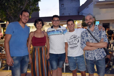 El viernes 12, Ribaforada pudo disfrutar de la actuación del saxofonista Alberto Arteta, que presentó su nuevo proyecto: el quinteto Laurok. La música de jazz inundó la calle Caballeros Templarios gracias a este concierto incluido en el programa Kultur del Gobierno de Navarra, que durante todo el verano acercará distintos estilos musicales a pequeñas localidades y rincones naturales escogidos de Navarra.