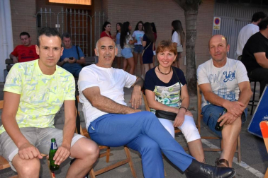 El viernes 12, Ribaforada pudo disfrutar de la actuación del saxofonista Alberto Arteta, que presentó su nuevo proyecto: el quinteto Laurok. La música de jazz inundó la calle Caballeros Templarios gracias a este concierto incluido en el programa Kultur del Gobierno de Navarra, que durante todo el verano acercará distintos estilos musicales a pequeñas localidades y rincones naturales escogidos de Navarra.