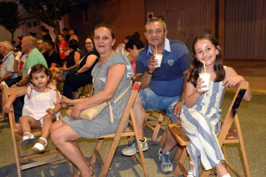 El viernes 12, Ribaforada pudo disfrutar de la actuación del saxofonista Alberto Arteta, que presentó su nuevo proyecto: el quinteto Laurok. La música de jazz inundó la calle Caballeros Templarios gracias a este concierto incluido en el programa Kultur del Gobierno de Navarra, que durante todo el verano acercará distintos estilos musicales a pequeñas localidades y rincones naturales escogidos de Navarra.