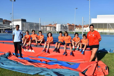 Pese a que la mayor parte de los deportes aparcan la competición en el verano, muchas federaciones aprovechan para organizar concentraciones donde un buen número de niños y niñas conocen o amplían sus conocimientos de esos deportes. Son los llamados “Campus de Verano”. Tres de ellos tienen su sede estos días en Larrabide: el de la Federación Navarra de Atletismo, el de la Federación Navarra de Baloncesto y el de Fundación Osasuna.